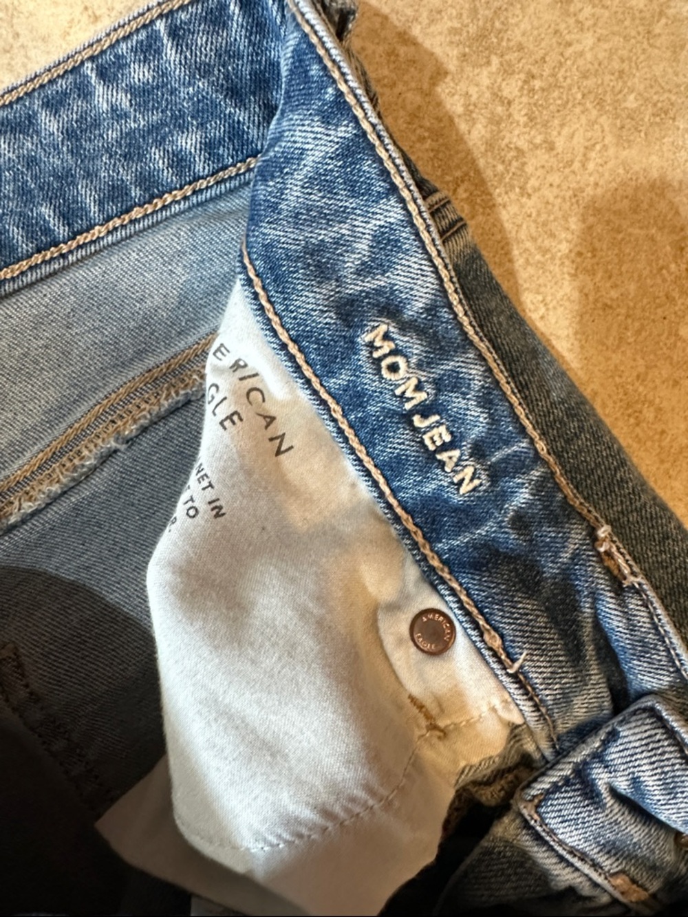 American Eagle Strigid Mom Jeans Destroyed Knees 10 Short Straight Leg Crop - Picture 5 of 9